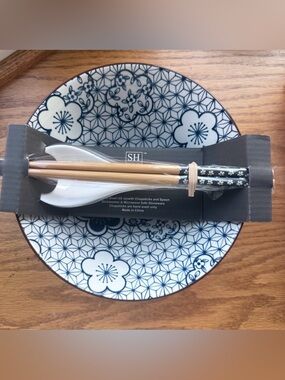 SH Home 42 oz ceramic ramen noodle bowl set with chopsticks and spoon